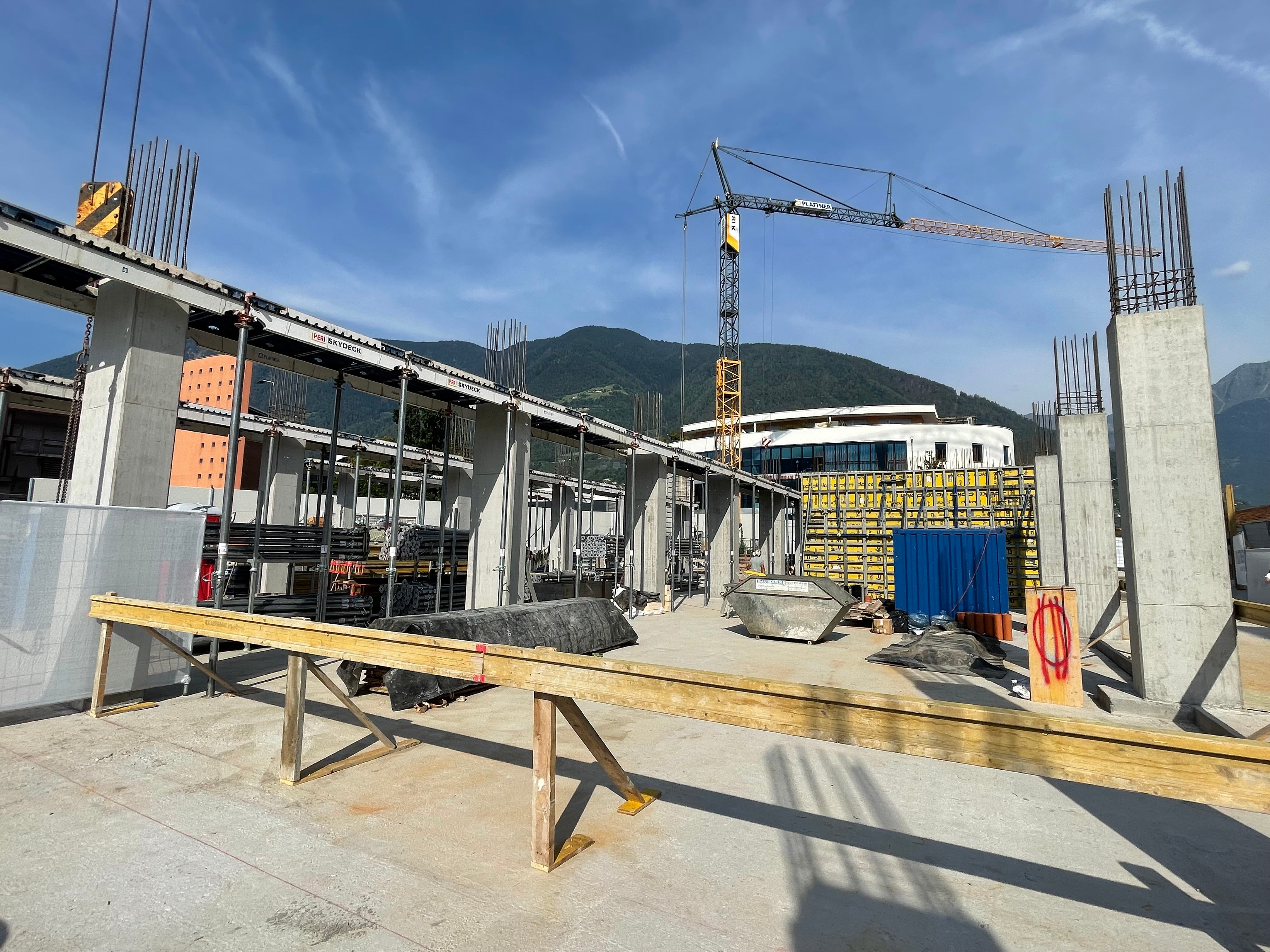 In Untermais in Meran werden die beiden italienischen Berufsschulen Marconi und Levinas in einem neuen Schulgebäude gemeinsam untergebracht. Der Grundstein dazu wurde heute gelegt. (Foto: LPA/Gnews)