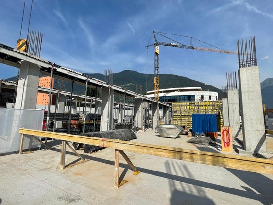 In Untermais in Meran werden die beiden italienischen Berufsschulen "Marconi" und "Levinas" in einem neuen Schulgebäude gemeinsam untergebracht. Der Grundstein dazu wurde heute gelegt. (Foto: LPA/Gnews)