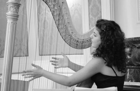 Ruth Morandi accompagnerà musicalmente la serata con la sua arpa. (Foto: Matinee Laurin)