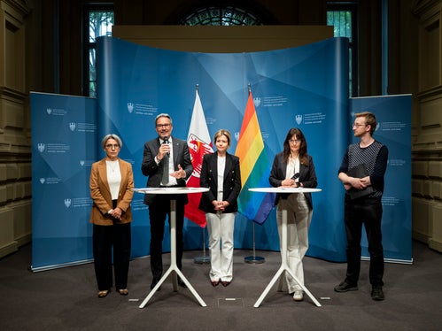 Gemeinsam für Vielfalt und Toleranz: Gleichstellungsrätin Brigitte Hofer, Landeshauptmann Arno Kompatscher, die Bozner Stadträtin Johanna Ramoser, Amtsdirektorin Karin Ranzi und der Präsident von Centaurus Mattia Di Pierro beim Auftakt zum Pride Month. (Foto: LPA/Fabio Brucculeri)