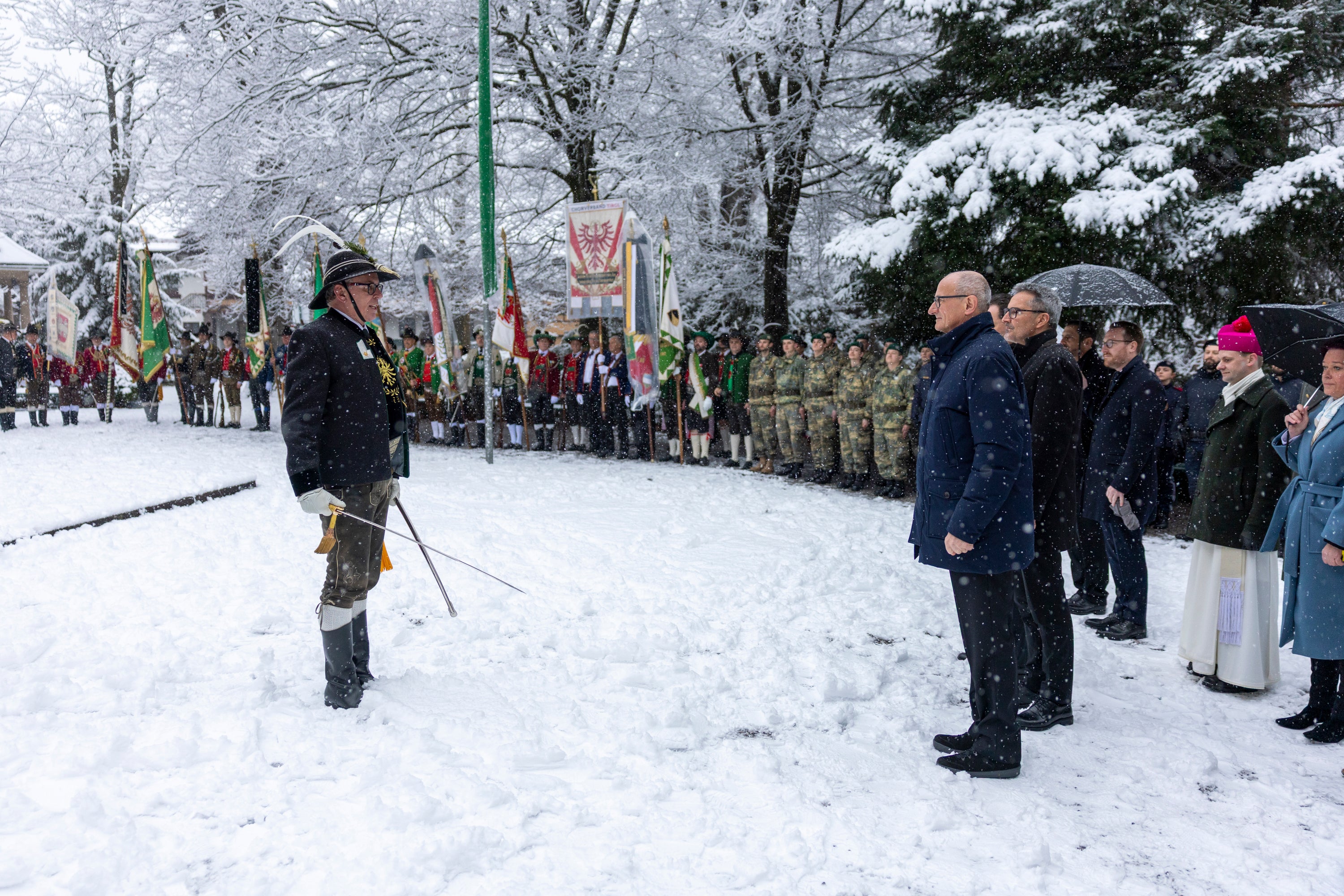 Zahlreiche Verbände und Ehrenformationen fanden sich zum 216. Todestag von Andreas Hofer am Bergisel ein. (Foto: Land Tirol/Sedlak) 