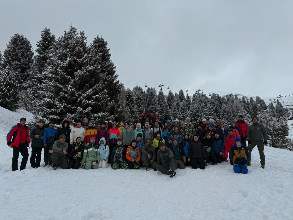 An die 180 Schülerinnen und Schüler und Lehrpersonen der Brixner Mittelschule Oswald von Wolkenstein und der Landesberufsschule Tschuggmall haben bei den Wintertagen auf der Plose viel über Wald und Schnee erfahren. (Foto: LPA/Forstinspektorat Brixen)