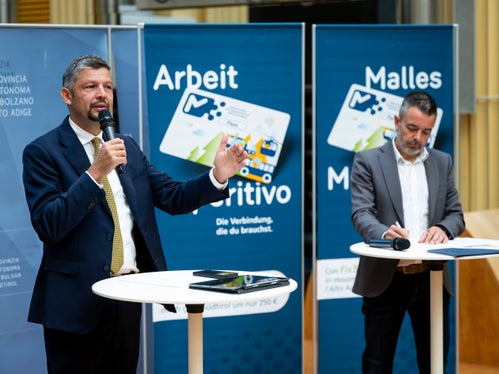 Quando il trasporto pubblico è semplice, conveniente e vicino alla vita quotidiana delle persone, viene scelto”, sottolinea l'assessore provinciale alla Mobilità Daniel Alfreider, inquadrato a sinistra nella foto, scattata durante la presentazione del pass a maggio 2025 assieme al direttore generale di STA, Joachim Dejaco. (Foto: USP/Fabio Brucculeri)