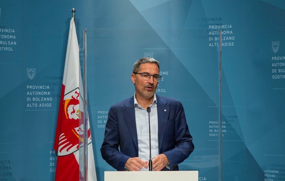 LH Kompatscher heute (12. Oktober) nach Sitzung der Landesregierung zum Sammelgesetz Nr. 5: Wir werden die in den Artikeln enthaltenen und aus unserer Sicht autonomen Zuständigkeiten des Landes Südtirol verteidigen. (Foto: LPA/Fabio Brucculeri)