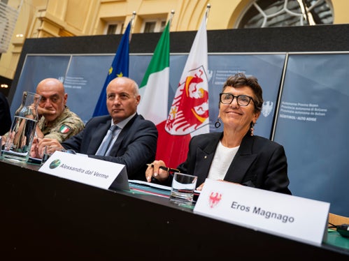 Alessandra dal Verme, direttore dell'Agenzia del Demanio, mentre sta per sottoscrivere uno dei tre atti firmati a Palazzo Widmann assieme a Provincia autonoma di Bolzano, Ministero dell'Interno e Ministero della Difesa. Alla sua sinistra il segretario generale della Difesa, consigliere Fabio Mattei, e il capo di Stato Maggiore dell'Esercito, generale di Corpo d'Armata Carmine Masiello. (Foto: USP/Fabio Brucculeri)