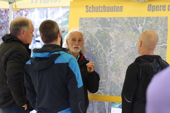 In der Informationsmeile auf der Passerpromenade wurde Auskunft über Schutzbauten der Wildbachverbauung in der Agentur für Bevölkerungsschutz erteilt; im Zentrum der pensionierte Direktor des Amtes für Wildbach- und Lawinenverbauung West Mauro Spagnolo. (Foto: LPA/Maja Clara)