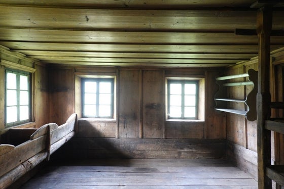 Oggi è un edificio tutelato: il maso Viehraster a Selva dei Molini. Nella foto la Stube classica. (Foto: USP/Soprintendenza provinciale ai beni culturali/Archivio Pescoller)