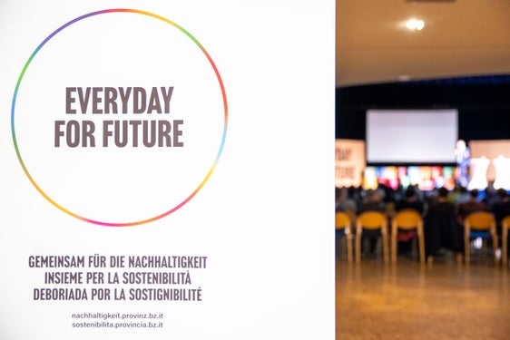 Il 29 marzo San Candido ospiterà il tour informativo sulla sostenibilità. Alla serata con il presidente Kompatscher e con l'assessora Hochgruber Kuenzer seguirà il 30 marzo un workshop (Foto: ASP/Barbara Franzelin)