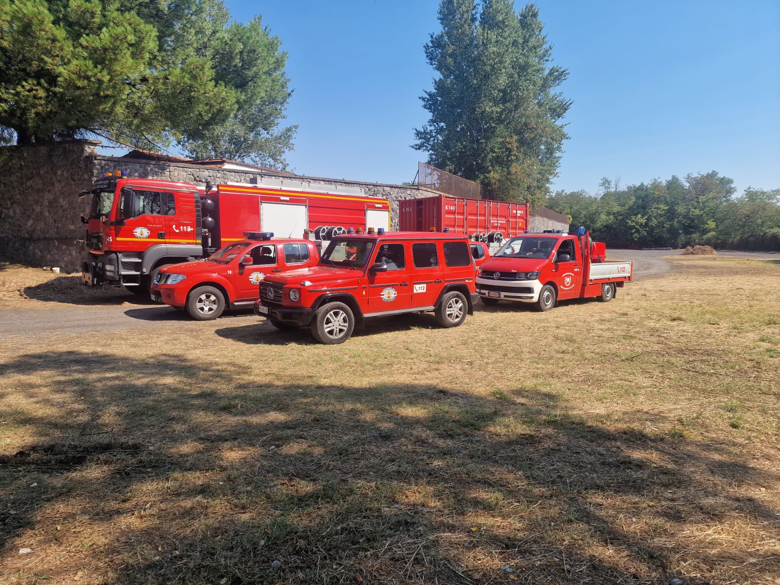 Im Netzwerk des Zivilschutzes beteiligte sich auch ein Konvoi aus Südtirol am Schutz des Naturerbes und der Sicherheit der Menschen, die rund um den Vulkan leben und arbeiten. (Foto: LPA/Berufsfeuerwehr Bozen)