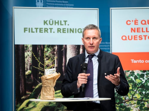 Dobbiamo tornare a ricordare le funzioni fondamentali del bosco: L'assessore alle Foreste Luis Walcher alla presentazione della campagna. (Foto: USP/Fabio Brucculeri)