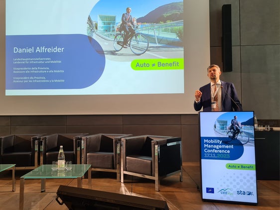Jeder Südtiroler Betrieb sollte überlegen, wie Verkehrsströme nachhaltig und effizient gesteuert werden können, sagte Mobilitätslandesrat Daniel Alfreider bei der Tagung "Auto≠Benefit" . (Foto: STA/Delvai)