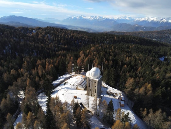 I lavori di sostituzione del radar meteo sul monte Macaion sono iniziati nel maggio 2022. Il vecchio impianto è stato sostituito con un moderno impianto doppler. (Foto: ASP/Ufficio provinciale meteorologia e prevenzione valanghe)