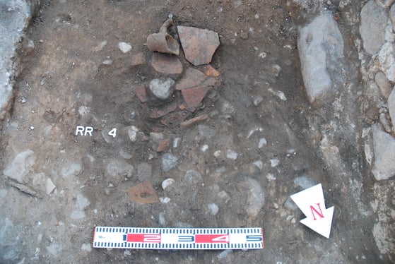 Neue Fundstelle in Neumarkt: Amphore in Fundlage (Foto: LPA/Landesamt für Archäologie im Landesdenkmalamt)