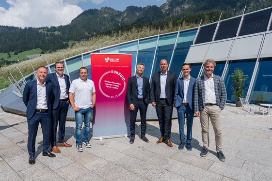 Euregio-Innovationspreis: die sechs Finalisten (von links) Nicola Baldo, Ulrich Hausmann, Stefano Martini (3. Platz), Karl Fritscher, Steve Weingarth, Sebastian Holzer (2. Platz), Matteo Dall'Amico (1. Platz) (Foto: EFA/Pungovschi)