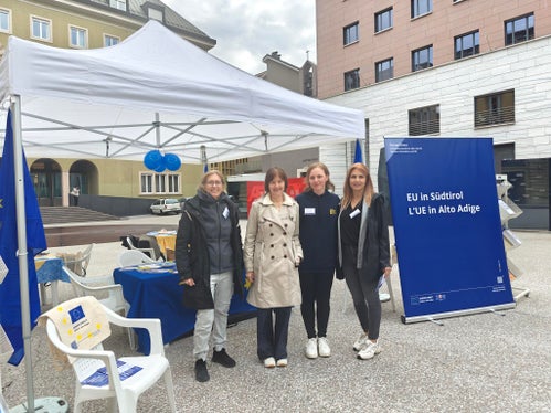 Sie betreuten heute Vormittag den Informationsstand von Europe Direct Südtirol am Silvius-Magnago-Platz: Im Bild (von links): Anna Segatini (Europe Direct), Katalin Szabó (Amt für Jugendarbeit), Giada Giuliani (Europe Direct) und Judith Hochkofler (Abteilung Europa). (Foto: LPA/Ursula Pirchstaller)