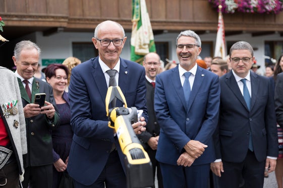 I presidënc di raions dl’Euregio tl barat cun l cian robot Spot. (Foto: Land Tirol/Sedlak)