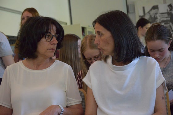 Austausch zwischen Schulleitung und Bildungsdirektion (von links): Schulleiterin Christine Holzner und Tanja Rastner von der Deutschen Bildungsdirektion (Foto: LPA/Fachschule Tisens)
