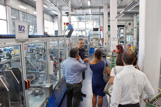 L’impresa occupa un totale di 153 persone nella sede di Laghetti/Egna su un'area di produzione di 12.000 metri quadrati ed è specializzata nello sviluppo di prodotti nel campo della cinematica, soluzioni di cerniere, guide telescopiche e linee di produzione automatizzate (Foto: ASP/Greta Stuefer)