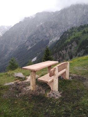Zu den Instandhaltungsarbeiten am Wanderwegenetz gehört auch die Errichtung von Besuchereinrichtungen wie an diesem Rastplatz im Naturpark Rieserferner-Ahrn. (Foto: Forstinspektorat Welsberg)