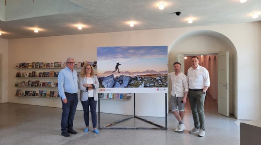 Brixen ist die letzte Station für die Wanderausstellung: Bei der Eröffnung in der Stadtbibliothek: (von links) Vizebürgermeister Ferdinando Stablum, Elena Rado (Euregio), Fabio De Villa Palù (Fotograf des Titelbilds 2026) und Bürgermeister Andreas Jungmann. (Foto: Euregio/Nicole Zambanini)
