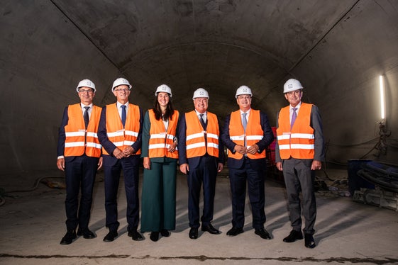 Il presidente della Provincia Arno Kompatscher, il presidente del Land Tirolo Anton Mattle, la parlamentare europea Sophie Kircher, il cancelliere federale austriaco Christian Stocker, il commissario europeo Apostolos Tzitzikostas e il ministro austriaco delle Infrastrutture Peter Hanke durante la visita al cunicolo esplorativo del BBT che collega i due Paesi. (Foto: USP/Ivo Corra)