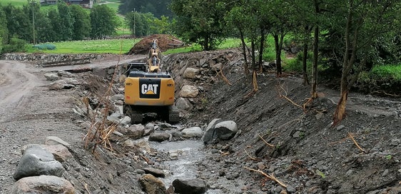 L'Ufficio sistemazione bacini montani Nord dell'Agenzia per la Protezione civile sta eseguendo lavori sul rio di Ceresara, a Racines, dopo i danni causati dal violento nubifragio del 5 giugno (Foto: ASP/Ufficio sistemazione bacini montani Nord)