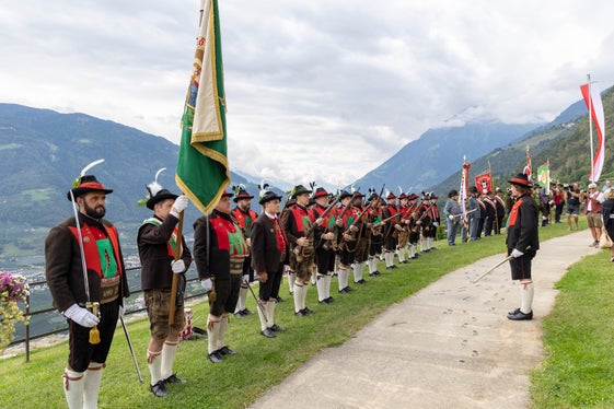 Ein Landesüblicher Empfang mit der Schützenkompanie von Dorf Tirol auf der Vorburg von Schloss Tirol leitete die heutige Festveranstaltung ein. (Foto: Land Tirol/Die Fotografen)