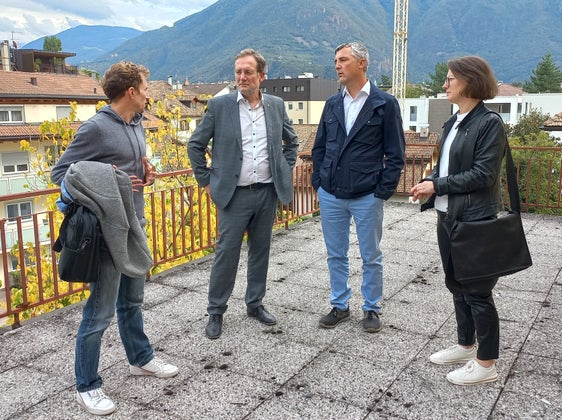 Da sinistra il geometra Hannes Rungger, l'assessore al Patrimonio Massimo Bessone, l'architetto Norbert Murer e l'architetto Johanna Leiter (Foto: ASP)