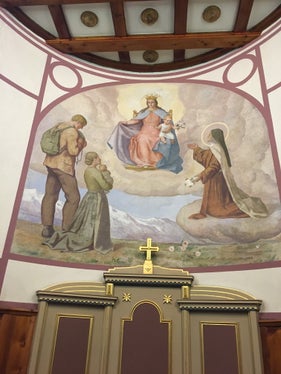 Nell'abside della chiesa si trova un dipinto murale di Albert Stolz raffigurante l'Adorazione di Maria con Santa Teresa (Foto: ASP/Soprintendenza ai beni culturali)