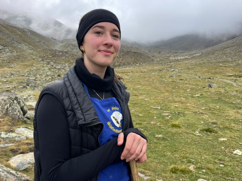 Eine ganz besondere Rolle in der Transhumanz kommt den Hirten und Treibern und ihren Hunden zu - im Bild Hirtin Verena Kienzl. (Foto: LPA/Gnews)