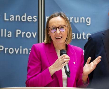 Mit dieser Reallohnerhöhung für das Bildungspersonal setzen wir zunächst für den Bereich der Landesschulen das Ziel um, das wir uns im Koalitionsprogramm gesetzt hatten, nämlich Bildungsberufe besser zu vergüten, betont Personallandesrätin Magdalena Amhof. (Foto: LPA/Fabio Brucculeri)