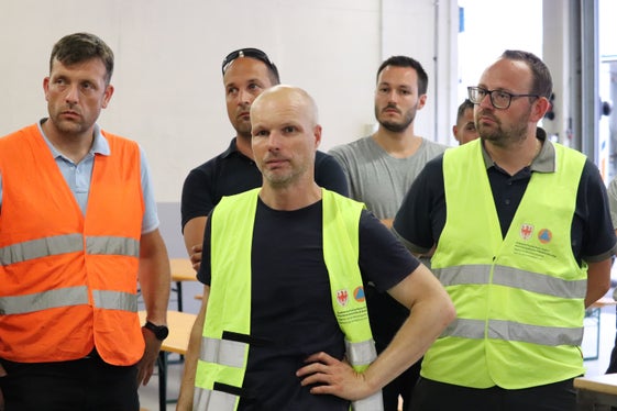 Punto della situazione presso la caserma dei vigili del fuoco di Maia Bassa (da sinistra): il direttore del Servizio strade provinciale Philipp Sicher, il direttore dell’Ufficio Sistemazione bacini montani Sud dell’Agenzia per la Protezione civile Thomas Thaler, il tecnico dell’Ufficio Sistemazione Bacini montani Sud Martin Pfitscher (Foto: USP/Maja Clara)
