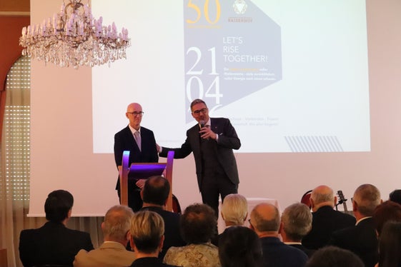 Dank für das Geleistete: Landeshauptmann Arno Kompatscher (rechts) beim Festakt mit dem Direktor der Landeshotelfachschule Kaiserhof Hartwig Gerstgrasser. (Foto: LPA/Maja Clara)