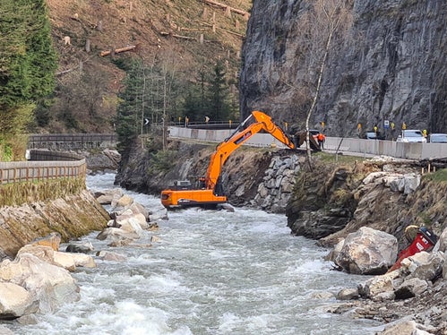 In der Ahr bei der Schlosskurve bei Burg Taufers arbeiten Wildbachverbauung und Landesstraßendienst gemeinsam an der Befestigung der Ufermauer und der Straße; während der dringend auszuführenden Arbeiten muss ein Einbahnverkehr eingerichtet werden. (Foto: LPA/Landesamt für Wildbach- und Lawinenverbauung Ost)