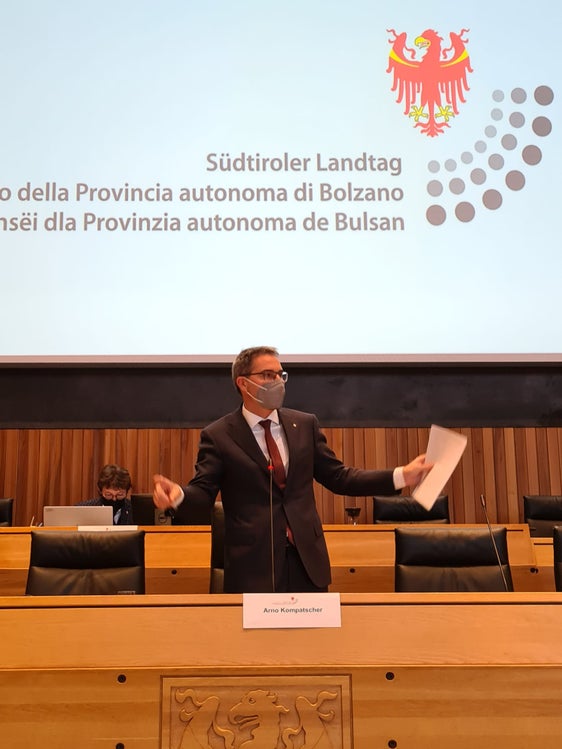 Landeshauptmann Kompatscher hat in seiner Rede zum Haushalt 2022 die Notwendigkeit des gesellschaftlichen Zusammenhalts und der nachhaltigen Entwicklung unterstrichen. (Foto: Landtag/Martin Werth)