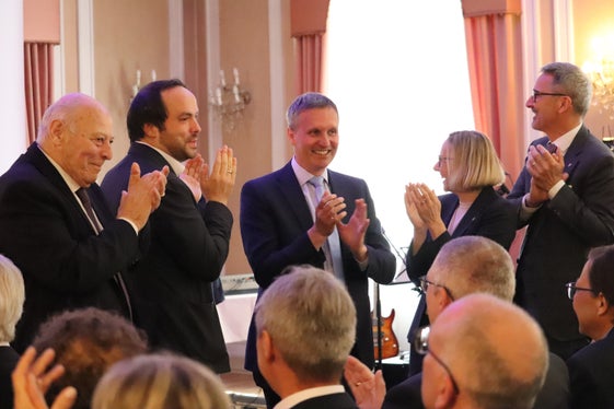 Schuldirektor Gerstgrasser begrüßte die Ehrengäste gruppenweise, im Bild die Gruppe der Landespolitiker (von links): Altlandeshauptmann Luis Durnwalder, Landesrat Philipp Achammer, Landesrat Luis Walcher, Landesrätin Magdalena Amhof, Landeshauptmann Arno Kompatscher (Foto: LPA/Maja Clara)