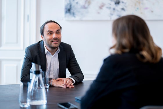 L'assessore provinciale Achammer ha presentato alla ministra, tra l'altro, il progetto Patente dello smartphone, che sensibilizza gli studenti delle scuole secondarie (e i loro genitori) ad un uso responsabile dei media digitali. (Foto: Cancelleria federale/Florian Schrötter)