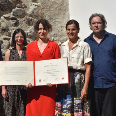 
Quest'anno il premio transfrontaliero Paul Flora è stato assegnato all'artista tirolese Sophia Mairer (seconda da sinistra): nella foto, la premiata con i membri della giuria (da sinistra) Nina Tabassomi (Innsbruck), Sabine Gamper (Renon) e Andreas Flora (Innsbruck/Malles) (Foto: ASP/Bürgergenossenschaft Obervinschgau) 
