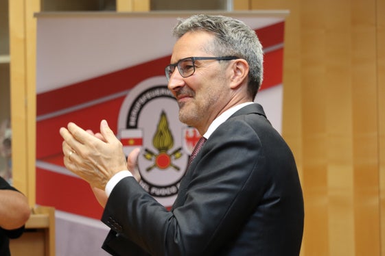 Gute Wünsche von Landeshauptmann und Bevölkerungsschutzlandesrat Arno Kompatscher zum Einstieg ins Berufsleben als Feuerwehrmann und Feuerwehrfrau. (Foto: LPA/Maja Clara)