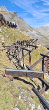 Das Landesamt für Wildbach- und Lawinenverbauung Nord hat in den vergangenen drei Monaten die Instandhaltung der bestehenden Lawinenwerke zum Schutz von Kematen in der Gemeinde Pfitsch vor der Kematerlahner-Lawine unterhalb des Flatsch-Joches weitergeführt. (Landesamt für Wildbach- und Lawinenverbauung Nord in der Agentur für Bevölkerungsschutz)