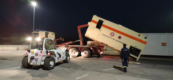 Koodiniert von der Agentur für Bevölkerungsschutz werden in Zusammenarbeit mit dem Roten Kreuz, dem Weißen Kreuz, dem Landesverband der Freiwilligen Feuerwehren und der Berufsfeuerwehr Hilfsmittel in das vom Erdbeben betroffene Gebiet in der Türkei geliefert. (Foto: LPA/Agentur für Bevölkerungsschutz/Sektion Zivilschutz im Weißen Kreuz)
