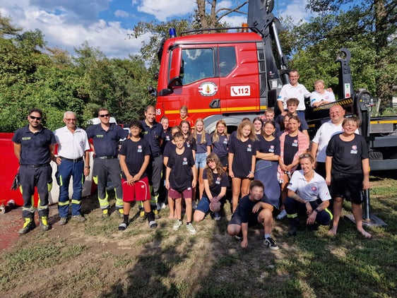 Foto di gruppo con i vigili del fuoco del Corpo permanente durante il campo giovanile della Protezione civile a Naturno (Foto: USP/Vigili del fuoco Corpo permanente Bolzano)
