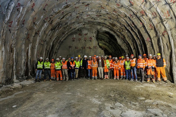 Der Tunneldurchstich der Umfahrung Kastelbell-Galsaun ist ein Meilenstein für die Mobilität der westlichen Landeshälfte: im Bild Vertretende der Baufirma und des Ressorts für Mobilität und Infrastrukturen. (Foto: LPA/Ressort für Mobilität und Infrastrukturen)