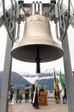 Segnung der Glocke durch Bischof Hermann Glettler (Foto: Land Tirol/Die Fotografen)