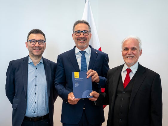 Beim Antrittsbesuch des Südtiroler Volksgruppen-Instituts haben Paul Videsott (links) und SVI-Obmann Hugo-Daniel Stoffella (rechts) Landeshauptmann Arno Kompatscher (Mitte) die aktuellen Ausgabe des Europäischen Journals für Minderheitenfragen EJM überreicht. (Foto: LPA/Fabio Brucculeri)