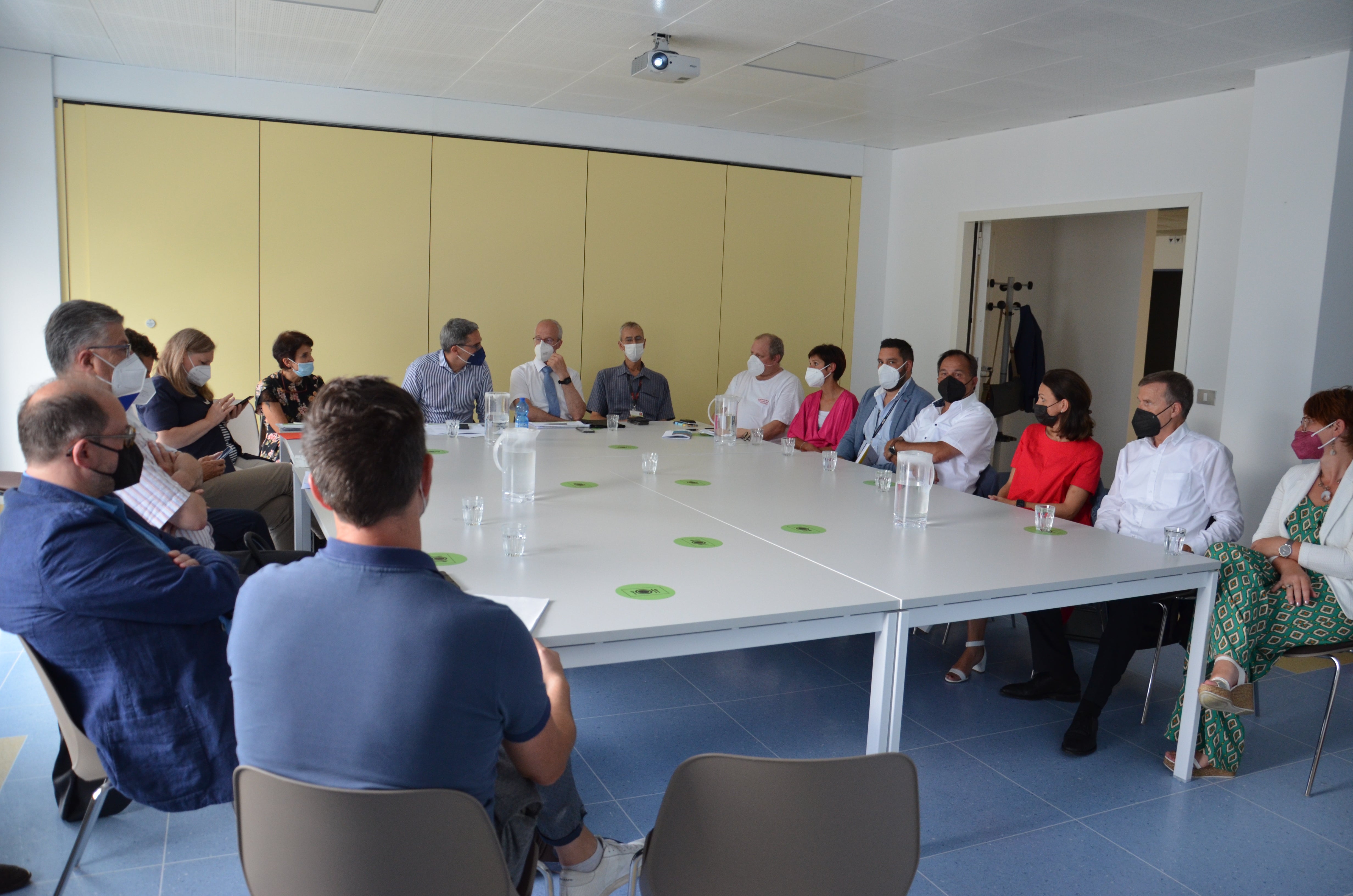 Beim Treffen mit den Bürgermeistern hat sich LH Kompatscher über die Herausforderungen im Gesundheitsbetrieb im oberen Wipptal unterhalten. (Foto: LPA/Silvia Obwexer)