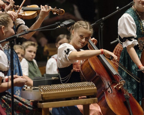 Alle zwei Jahre wird Innsbruck zum Zentrum der jungen alpenländischen Volksmusik: An diesem Wochenende ist es wieder so weit. Das Foto entstand während der letzten Ausgabe vor zwei Jahren. (Foto: LPA/Tiroler Volksmusikverein)
