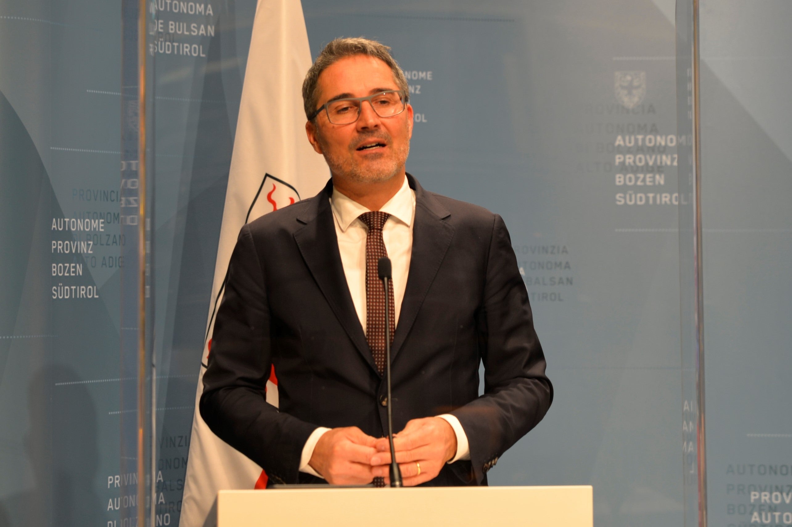 Auf Vorschlag von LH Kompatscher&nbsp;(im Bild bei der Pressekonferenz nach Sitzung der Landesregierung) hat die Landesregierung heute (28. Dezember) die Vereinbarung über die Gemeindenfinanzierung für das Jahr 2022 genehmigt. (Foto: LPA/Igor Cocca)