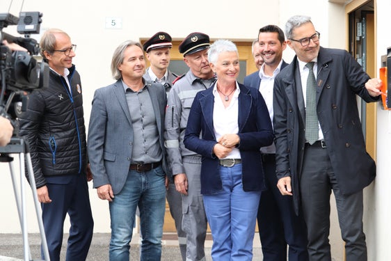 Ersten Notruftaster bei der Halle der Freiwilligen Feuerwehr Karduan-Karneid vorgestellt (von links): der Direktor der Agentur für Bevölkerungsschutz Klaus Unterweger, Primar Marc Kaufmann, der Kommandant der Freiwilligen Feuerwehr Kardaun-Karneid Christoph Vieider, Landesfeuerwehrpräsident Martin Künig, die Vizebürgermeisterin der Gemeinde Karneid Martina Lantschner Pisetta, Bürgermeister Albin Kofler (leicht verdeckt), Gemeindenverbandspräsident Dominik Oberstaller, Landeshauptmann und Bevölkerungsschutzlandesrat Arno Kompatscher (Foto: LPA/Maja Clara)