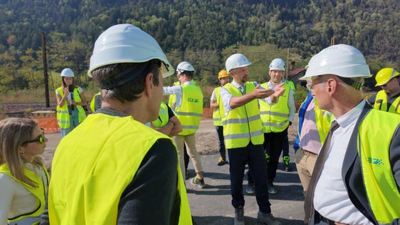 Es handelt sich um eine technisch äußerst anspruchsvolle Baustelle, betonte Mobilitätslandesrat Daniel Alfreider (Bildmitte) beim Lokalaugenschein zur Riggertal-Schleife. Zugleich würdigte er den Einsatz der beteiligten Unternehmen, Technikerinnen und Techniker, Tunnelarbeiter sowie aller weiteren am Bau beteiligten Fachkräfte. (Foto: LPA/Ingo Dejaco)
